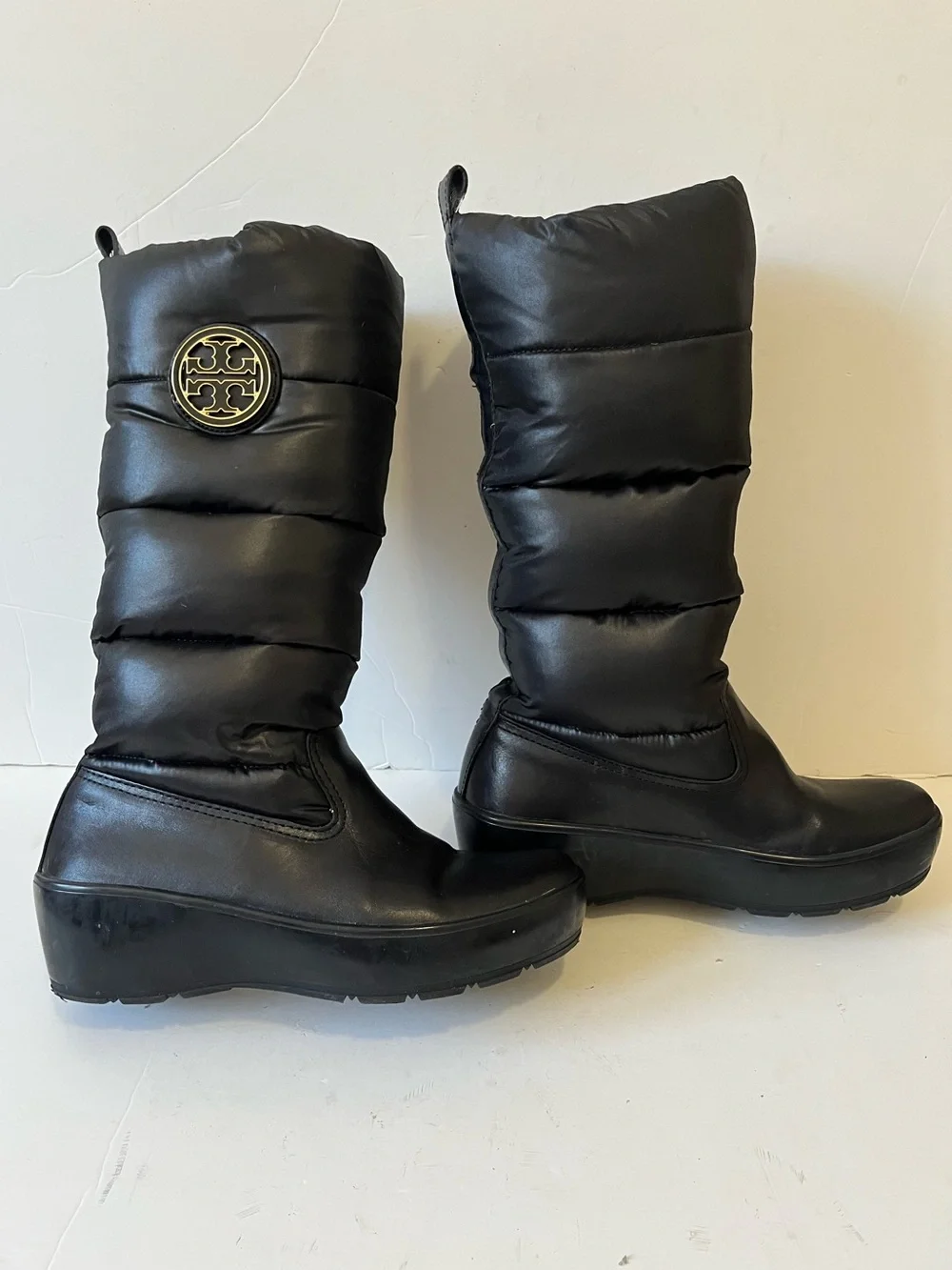 Tory Burch Black Quilted Wedge Puffer Knee Boots with Logo Medallion size 7 - Picture 5 of 8